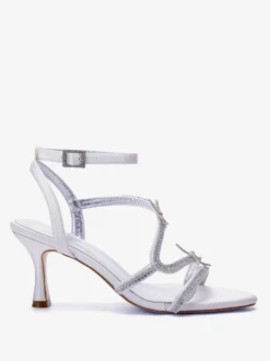 Sandales blanches à talons hauts ornées de strass et de papillons bout ouvert pour mariage.