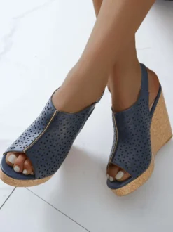 Sandales compensées blanche en cuir synthétique boucle métal réglable