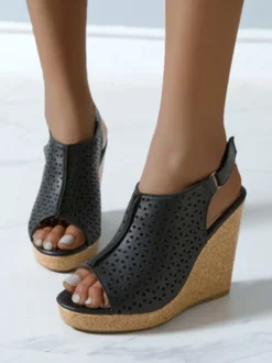 Sandales compensées blanche en cuir synthétique boucle métal réglable