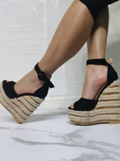 Sandales compensées noires pour femmes belles sandales compensées à bout ouvert micro daim supérieur bride à la cheville