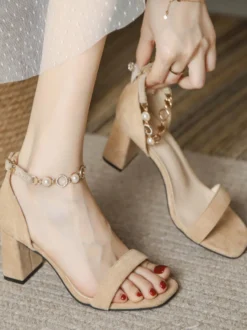 Sandales de soirée à talons carrés en daim avec chaîne et perles