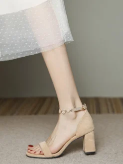 Sandales de soirée à talons carrés en daim avec chaîne et perles