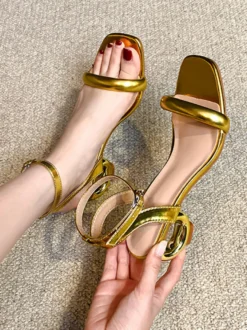 Sandales dorées à petit talon et bout ouvert chaussures de soirée