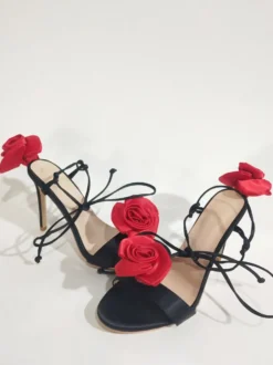 Sandales femme à talons chaussures de soirée à talons hauts en satin avec détails de fleurs à lacets