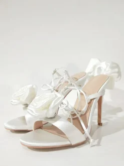 Sandales femme à talons chaussures de soirée à talons hauts en satin avec détails de fleurs à lacets