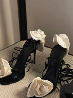 Sandales femme à talons chaussures de soirée à talons hauts en satin avec détails de fleurs à lacets