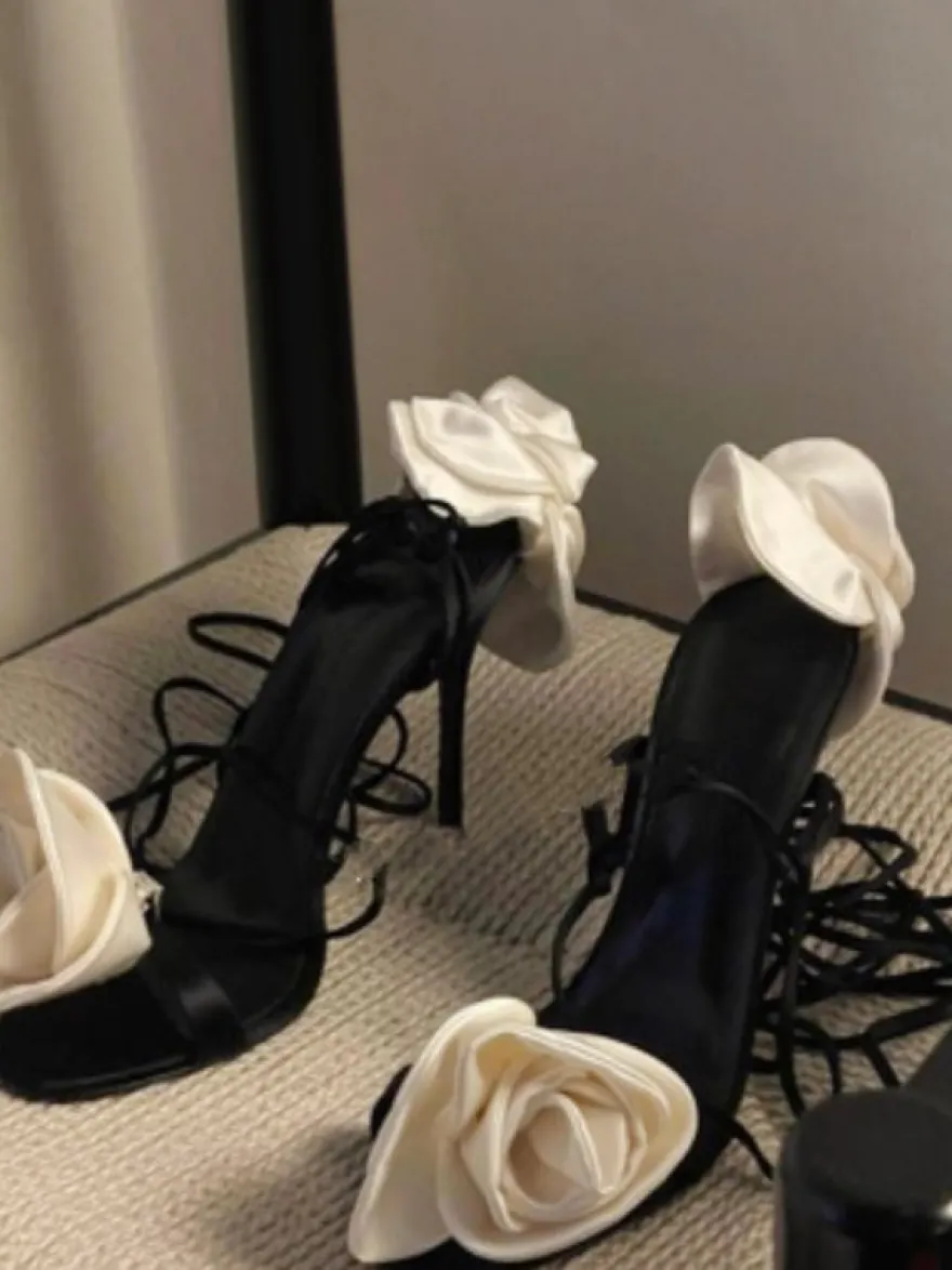 Sandales femme à talons chaussures de soirée à talons hauts en satin avec détails de fleurs à lacets