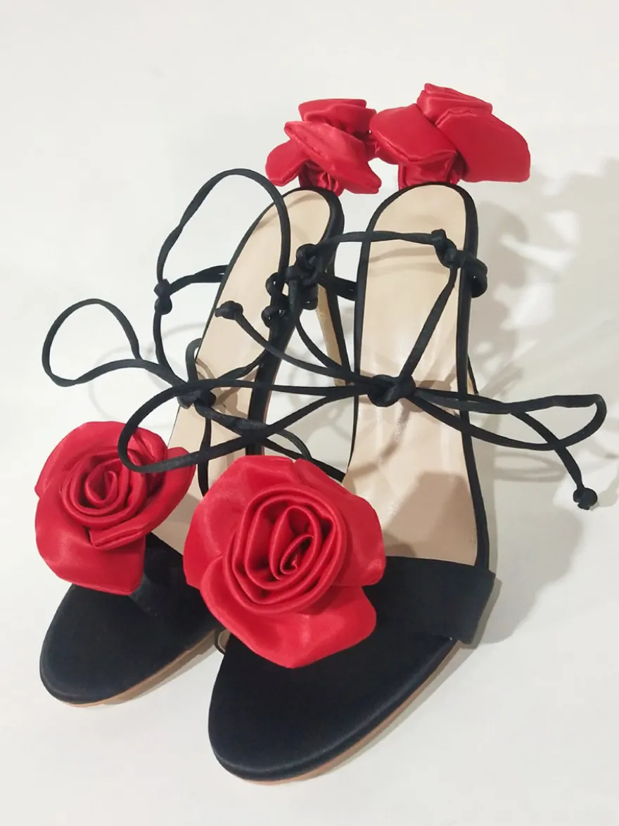 Sandales femme à talons chaussures de soirée à talons hauts en satin avec détails de fleurs à lacets