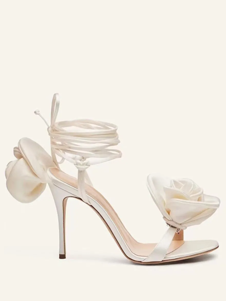 Sandales femme à talons chaussures de soirée à talons hauts en satin avec détails de fleurs à lacets