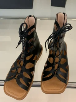 Sandales gladiateur marron à bout ouvert et à lacets