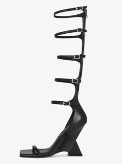 Sandales gladiateur noires à bout ouvert et boucle à lanières et talon compensé