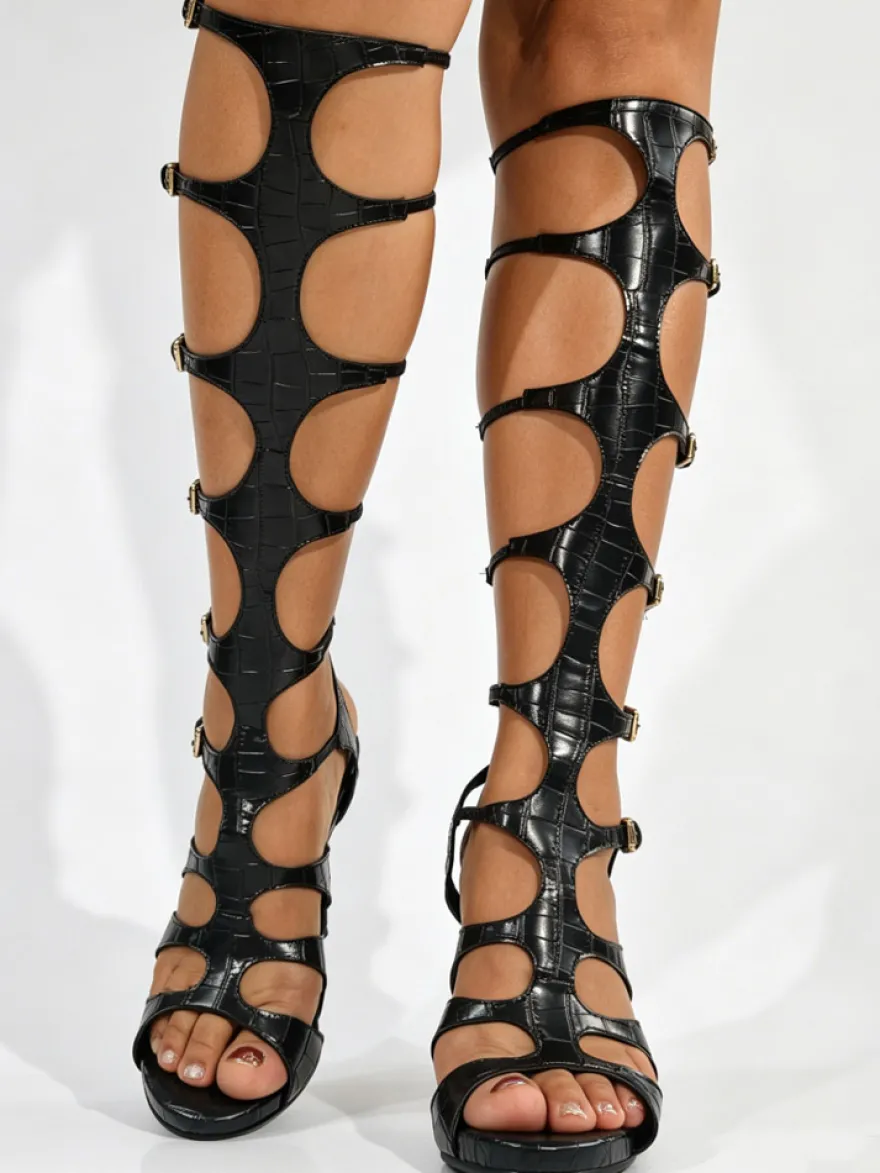 Sandales gladiateur noires pour femmes à bout ouvert et talons hauts.
