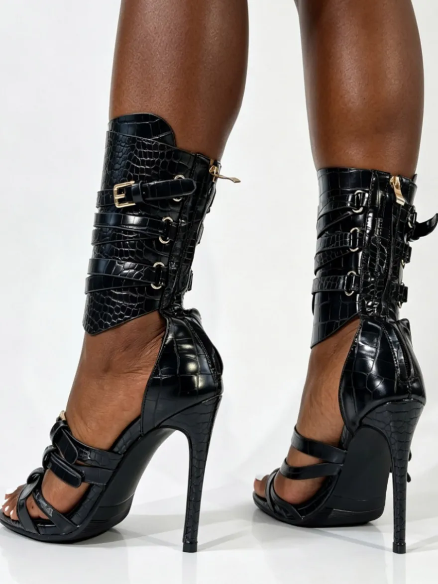 Sandales gladiateur noires à talons hauts pour femmes bout ouvert et détails à boucle.
