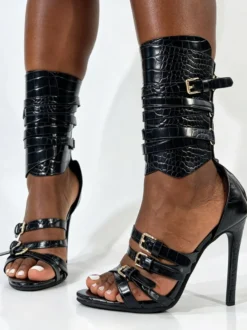 Sandales gladiateur noires à talons hauts pour femmes bout ouvert et détails à boucle.
