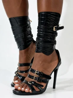 Sandales gladiateur noires à talons hauts pour femmes bout ouvert et détails à boucle.