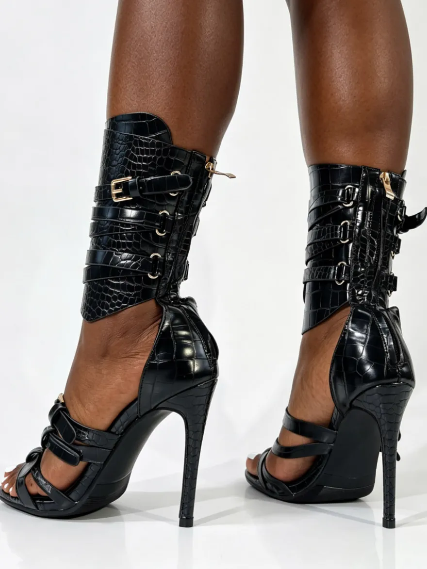 Sandales gladiateur noires à talons hauts pour femmes bout ouvert et détails à boucle.