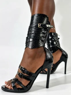 Sandales gladiateur noires à talons hauts pour femmes bout ouvert et détails à boucle.