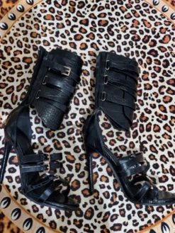 Sandales gladiateur noires à talons hauts pour femmes bout ouvert et détails à boucle.