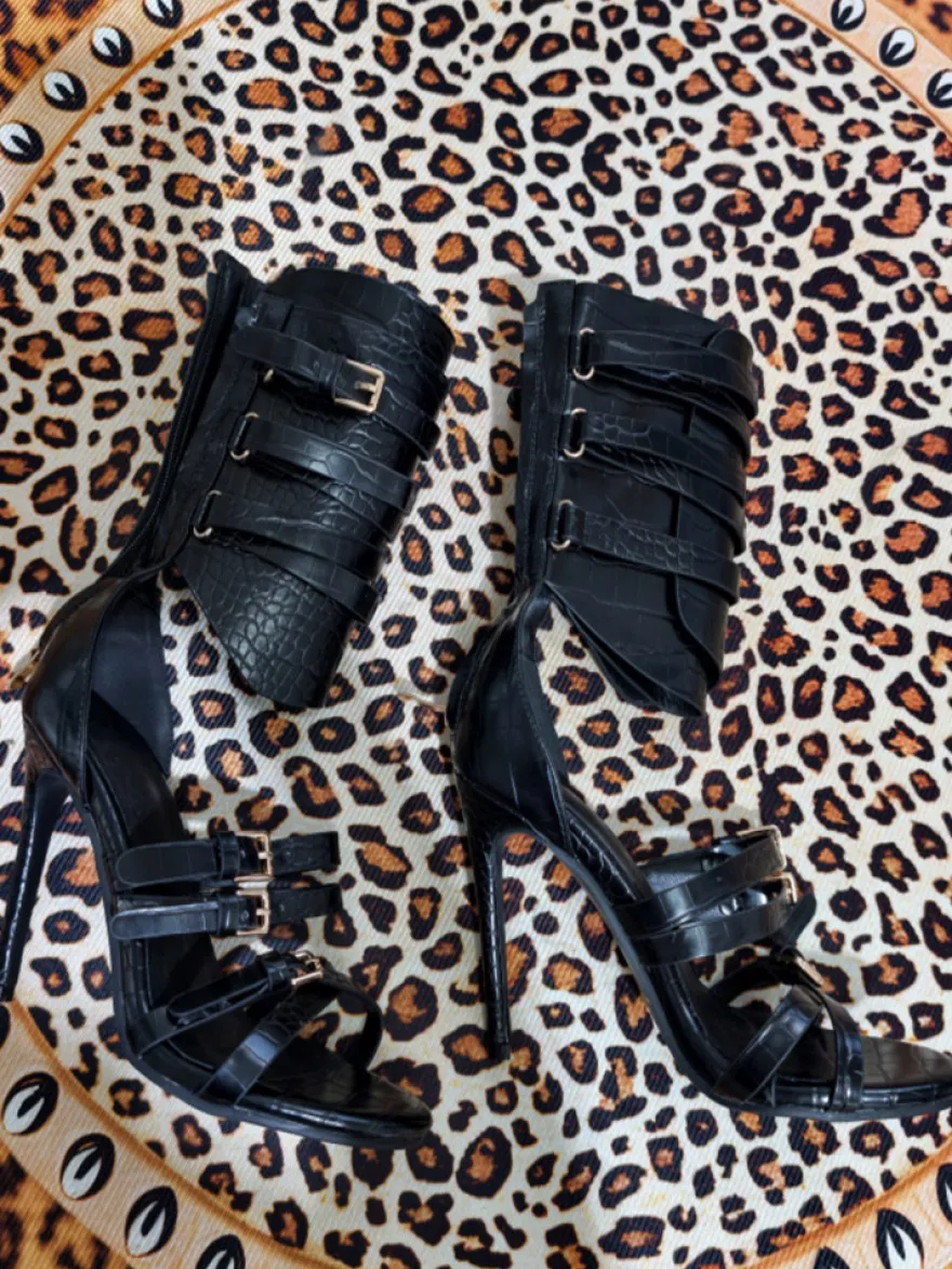 Sandales gladiateur noires à talons hauts pour femmes bout ouvert et détails à boucle.