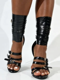 Sandales gladiateur noires à talons hauts pour femmes bout ouvert et détails à boucle.