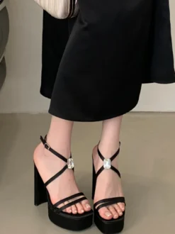 Sandales noires à talons hauts et plateforme bout ouvert talons épais