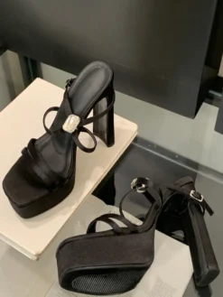 Sandales noires à talons hauts et plateforme bout ouvert talons épais