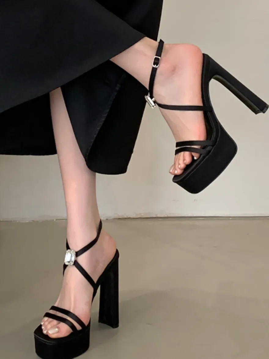 Sandales noires à talons hauts et plateforme bout ouvert talons épais