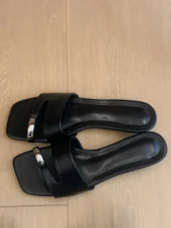 Sandales plates blanches pour femmes bout ouvert détails métalliques talon compensé style plage