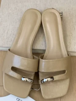 Sandales plates blanches pour femmes bout ouvert détails métalliques talon compensé style plage