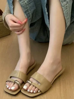 Sandales plates blanches pour femmes bout ouvert détails métalliques talon compensé style plage