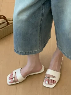Sandales plates blanches pour femmes bout ouvert détails métalliques talon compensé style plage