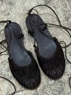 Sandales plates noires pour femmes bout rond ajouré lacets