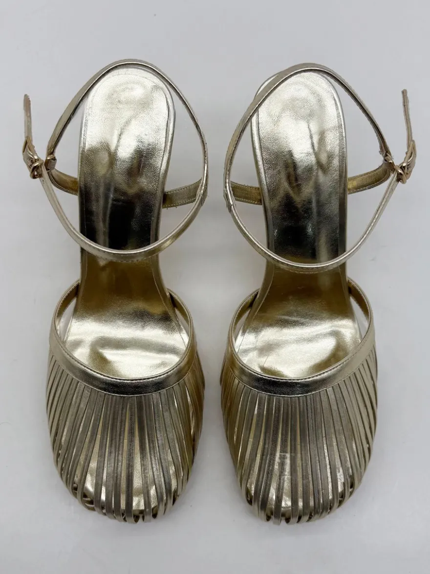 Sandales à talons hauts dorées à bout rond et talon aiguille découpé