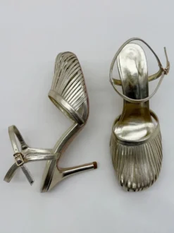 Sandales à talons hauts dorées à bout rond et talon aiguille découpé
