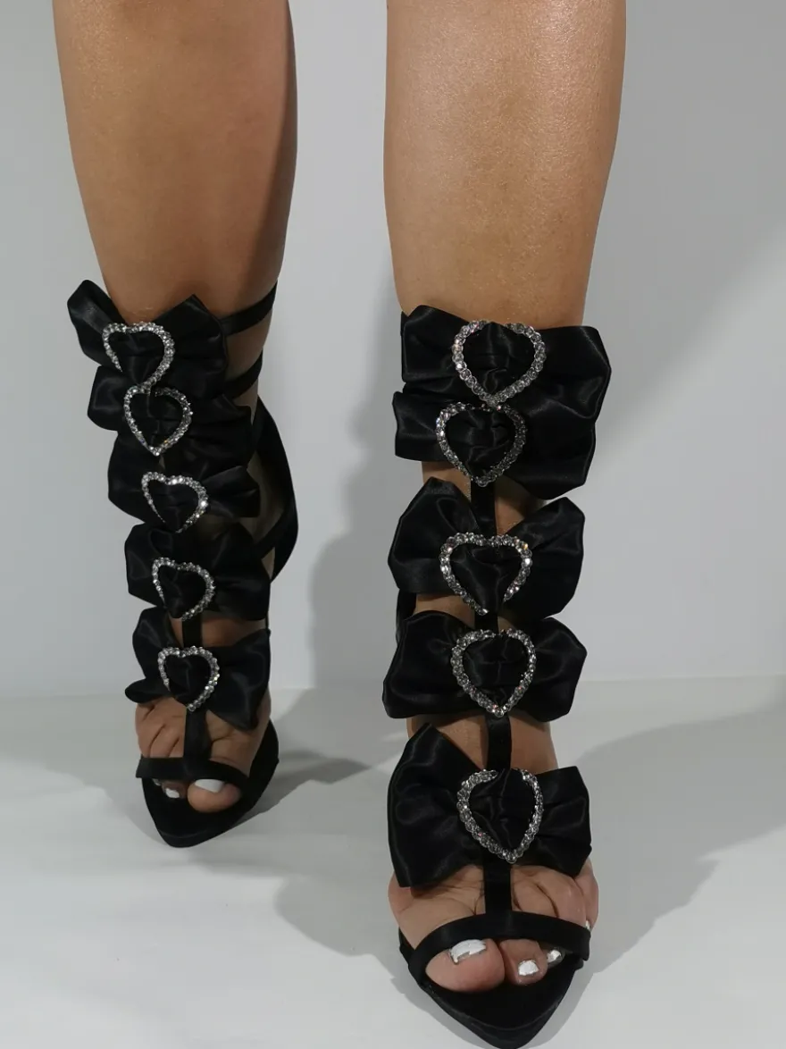 Sandales à talons hauts en satin noires à bout ouvert avec strass et nœud à lanières