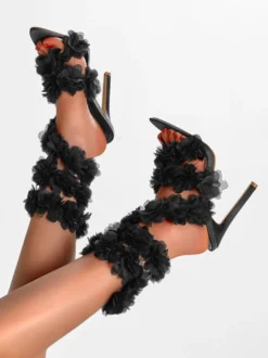 Sandales à talons hauts noires Sandales à talons aiguilles avec détails de fleurs à lanières