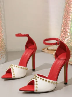 Sandales à talons hauts rouges à bout ouvert et rivets