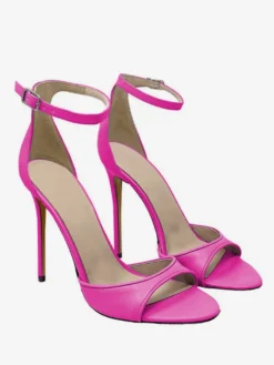 Sandales à talons noirs à bout ouvert et bride à la cheville
