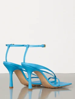 Sandales tongs bleues pour femmes sandales à talons hauts et brides.