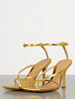 Sandales tongs bleues pour femmes sandales à talons hauts et brides.