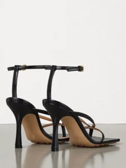 Sandales tongs bleues pour femmes sandales à talons hauts et brides.