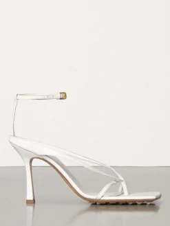 Sandales tongs bleues pour femmes sandales à talons hauts et brides.