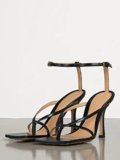 Sandales tongs bleues pour femmes sandales à talons hauts et brides.