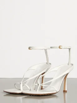 Sandales tongs bleues pour femmes sandales à talons hauts et brides.