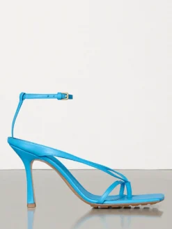 Sandales tongs bleues pour femmes sandales à talons hauts et brides.