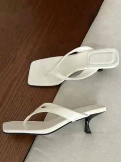Sandales tongs pour femmes à talons hauts et sans talon.