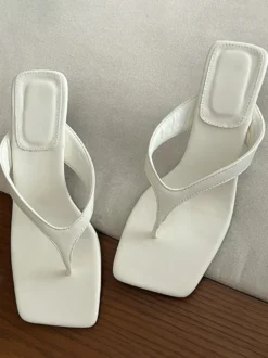 Sandales tongs pour femmes à talons hauts et sans talon.