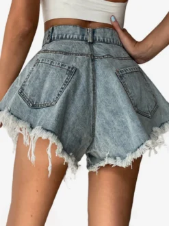Short en jean taille haute à franges brutes jambes larges coupe trapèze.