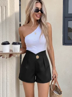 Short plissé taille haute pour femme orné de boutons dorés et d'un élastique au dos style décontracté chic.