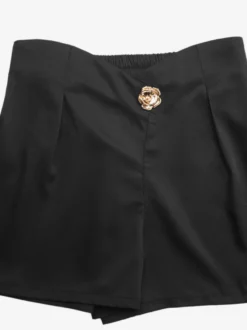 Short plissé taille haute pour femme orné de boutons dorés et d'un élastique au dos style décontracté chic.